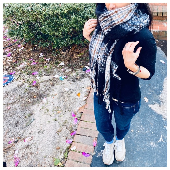 Gorgeous soft oversized shawl/scarf fringed - Picture 2 of 6